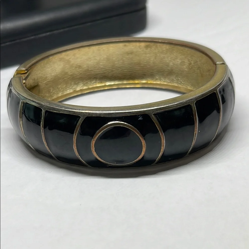 Vintage art deco style Elegant Black and Gold clamper Bracelet